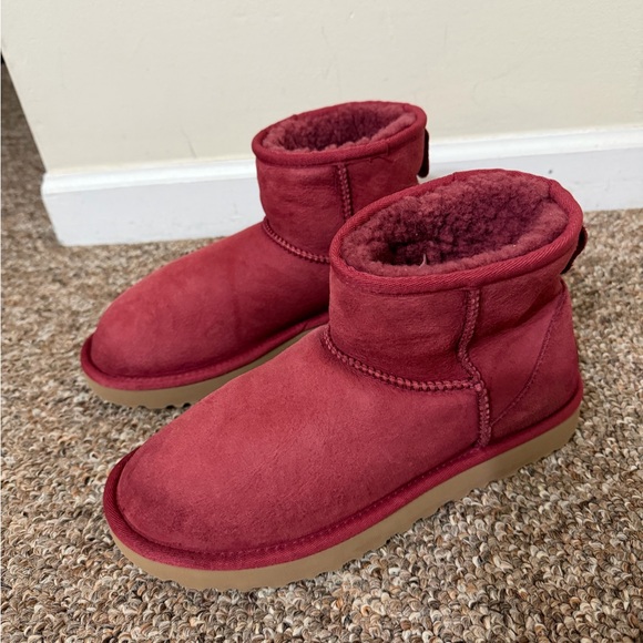 UGG Classic Mini II Boots Womens Size 9 CherrySuede Sheepskin Lined Ankle EUC
